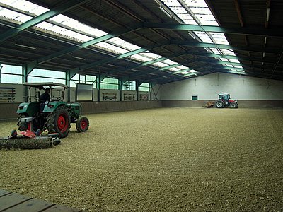 Bio-Vlieshäcksel in der Reithalle