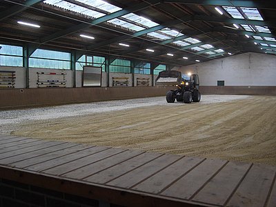 Natur-Vlieshäcksel in der Reithalle