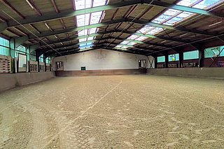 Reithallenboden mit neuer Tretschicht und Naturfaser-Häcksel in Altenrheine